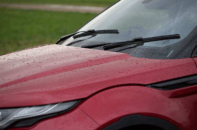 The windscreen wipers are higher up when Winter Wiper Mode is selected, making them easier to de-ice